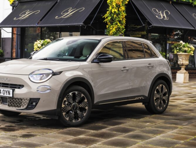 フィアット、限定車「600 Hybrid Crema Cappuccino」発売